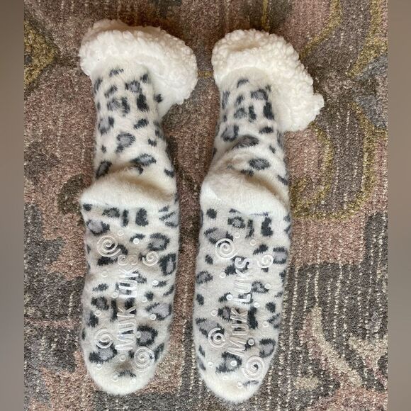 Muk Luks Snow Leopard Slipper Socks - Picture 2 of 6
